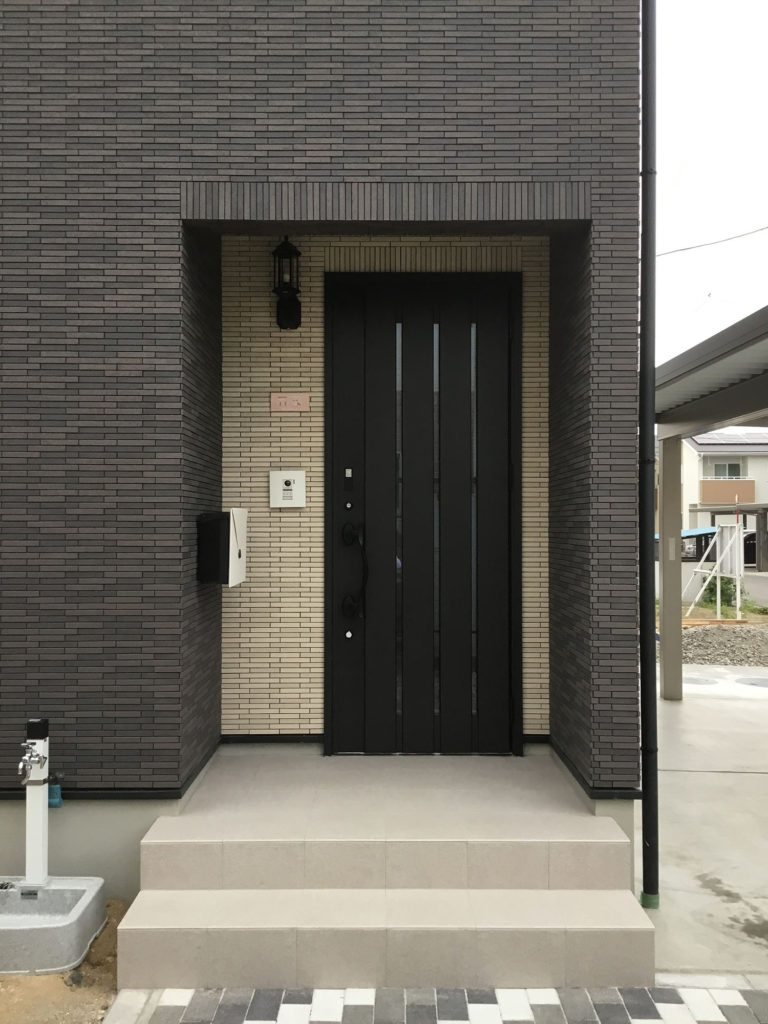 屋根と外壁タイルを黒に統一、重厚感と高級感ある家 - 大成ハウス